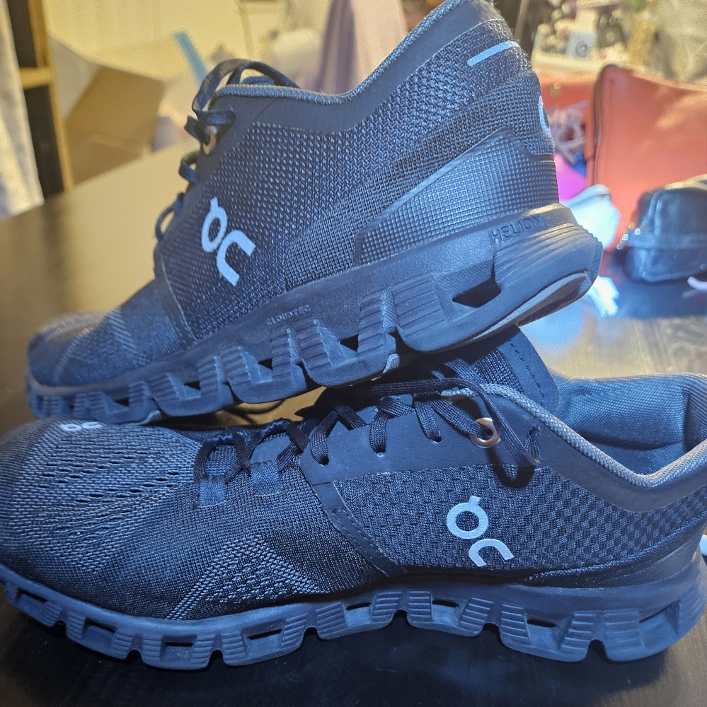 On Cloud Running Womens Black Athletic Running Shoes Size 8